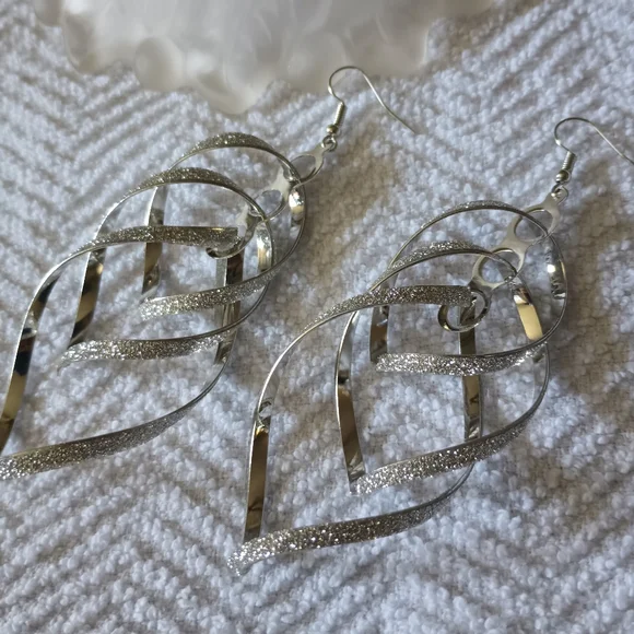 Swirl Geometric Earrings - Picture 5 of 8